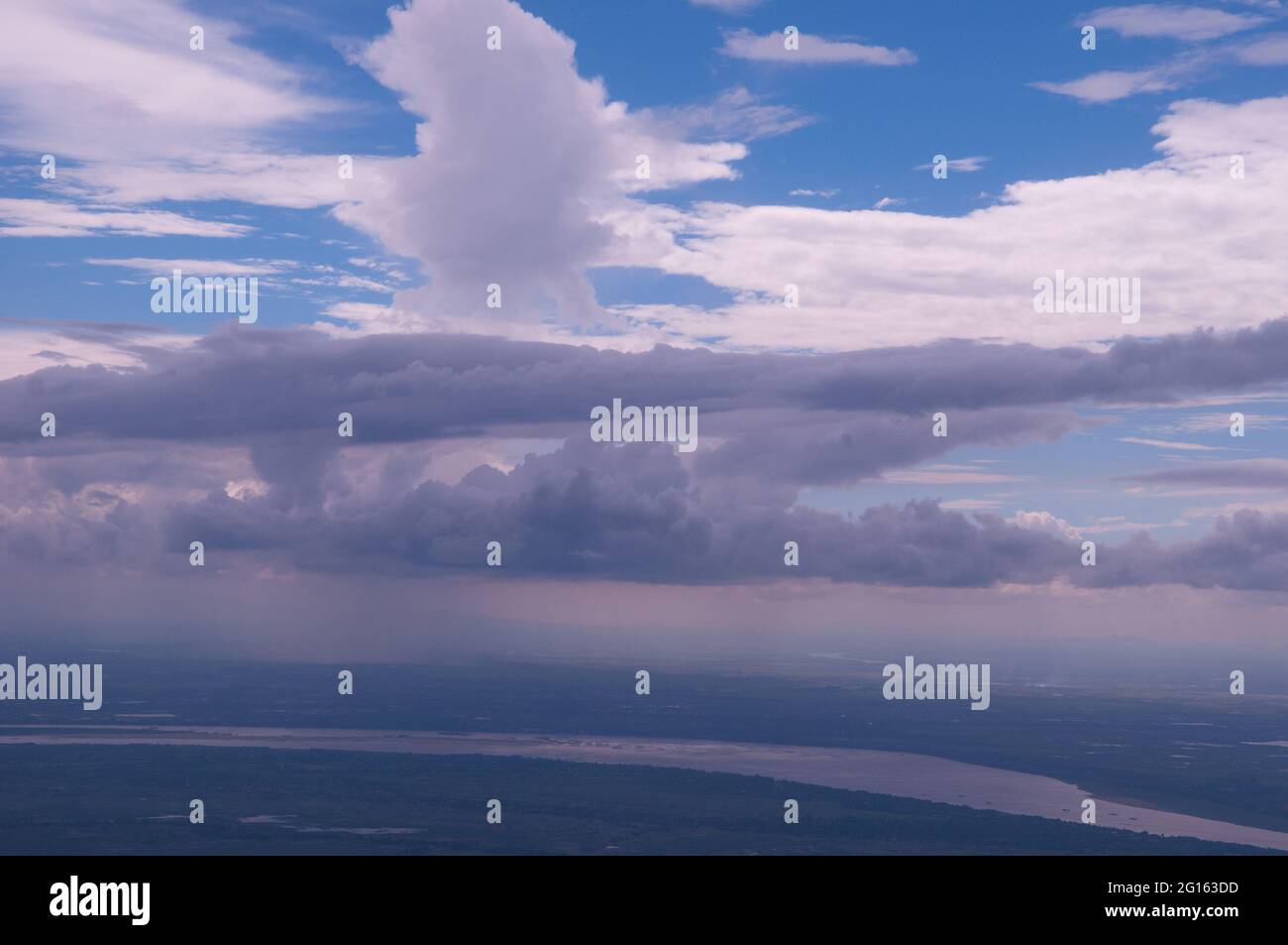 Vista aerea delle piogge monsoniche e delle nubi tempeste sul fiume Mekong, Cambogia. Credit: Kraig Lieb Foto Stock