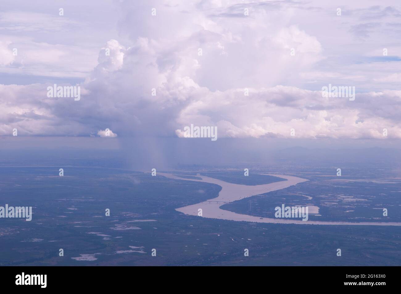 Vista aerea di piogge monsoniche & cloudburst oltre il Fiume Mekong, Cambogia. Credito: Kraig Lieb Foto Stock