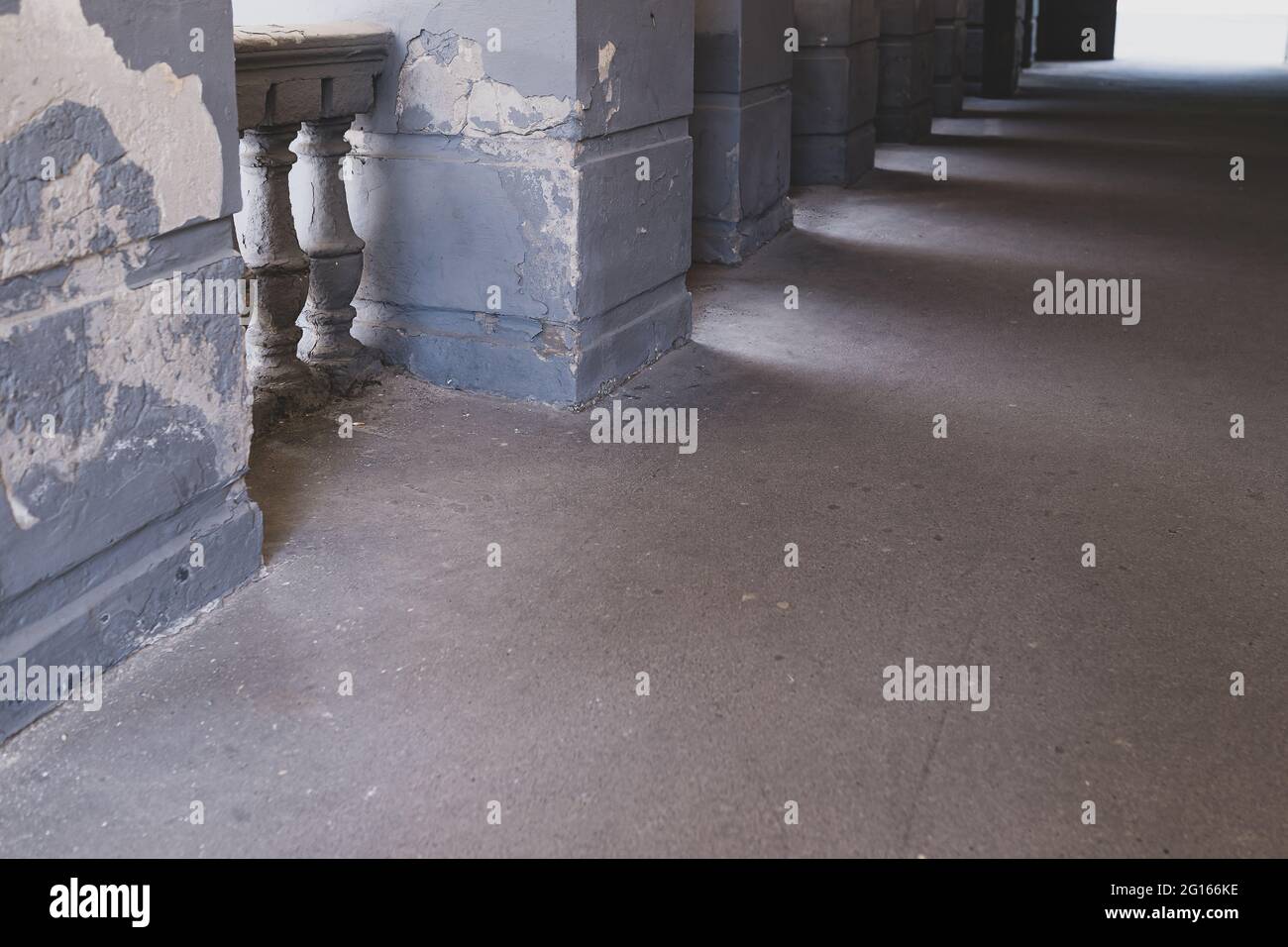 Balaustre in pietra con ombre e luce un frammento di un edificio architettonico Foto Stock