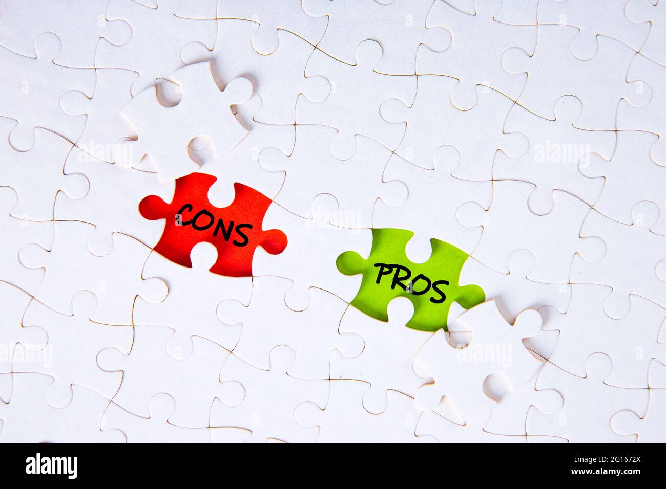 Le parole pro e contro sui pezzi di puzzle mancanti. Concetto aziendale Foto Stock