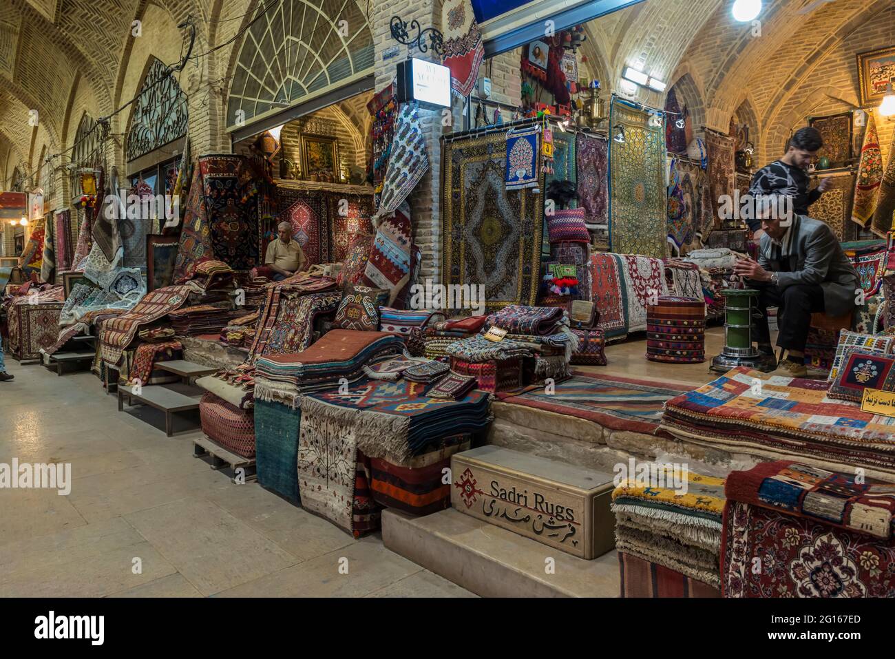 Una fila di negozi di tappeti nel bazaar Vakil a Shiraz, Iran Foto Stock