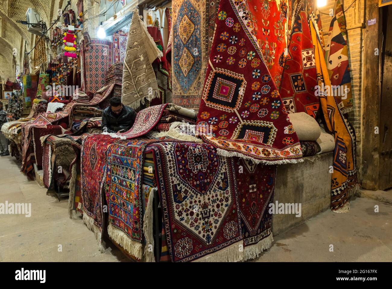 Una fila di negozi di tappeti nel bazaar Vakil a Shiraz, Iran Foto Stock