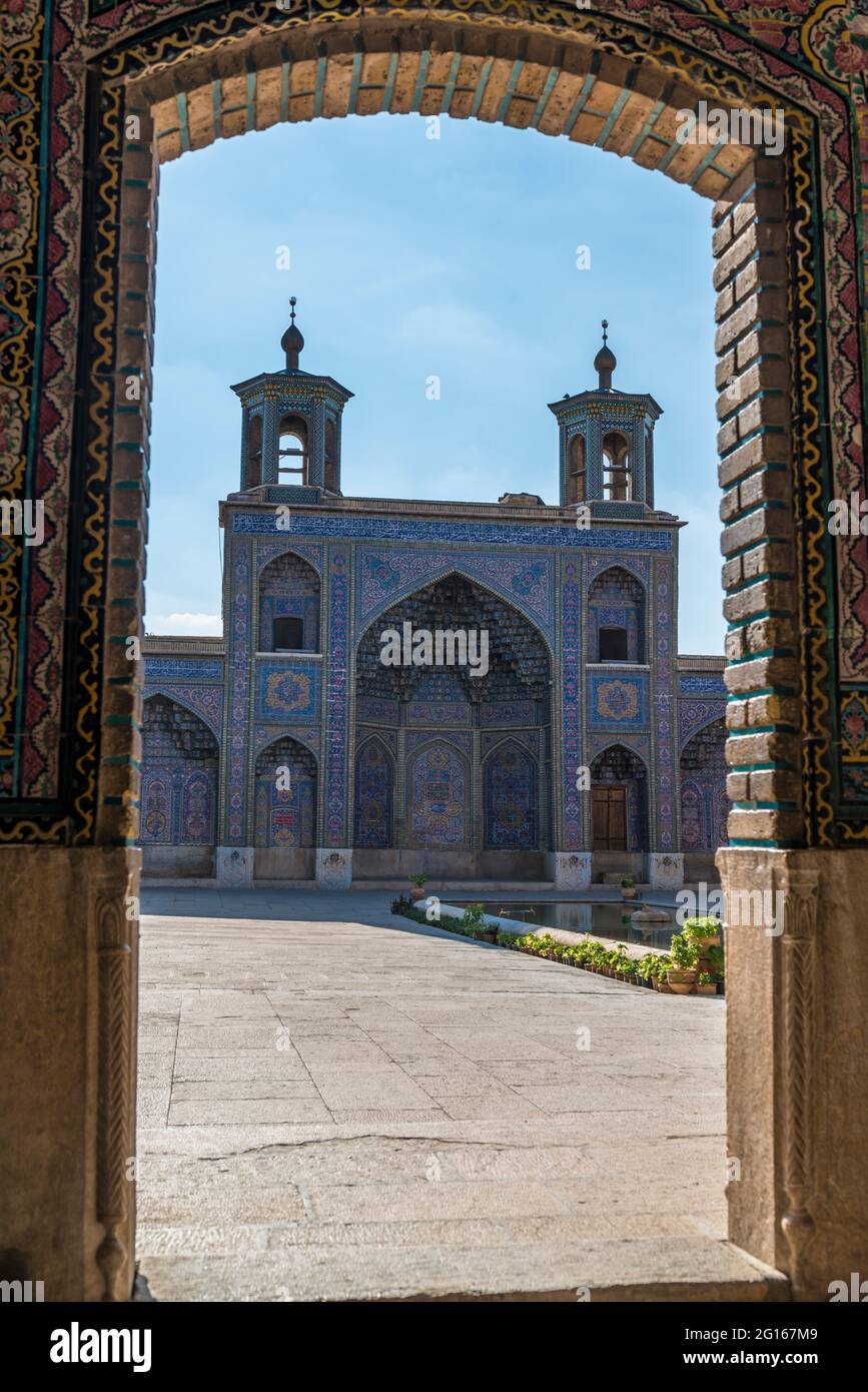 Cortile della moschea Nasir ol-Molk (Moschea Rosa) visto da una delle aperture delle porte. Shiraz, Provincia di Fars, Iran Foto Stock