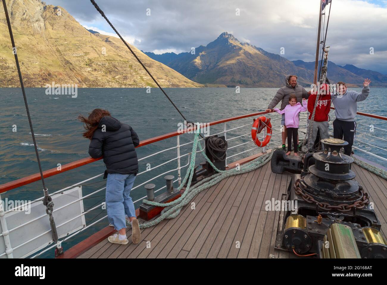Passeggeri sulla prua del TSS Earnslaw, un vaporetto vintage da 1912 passeggeri che naviga sul lago Wakatipu, Nuova Zelanda Foto Stock