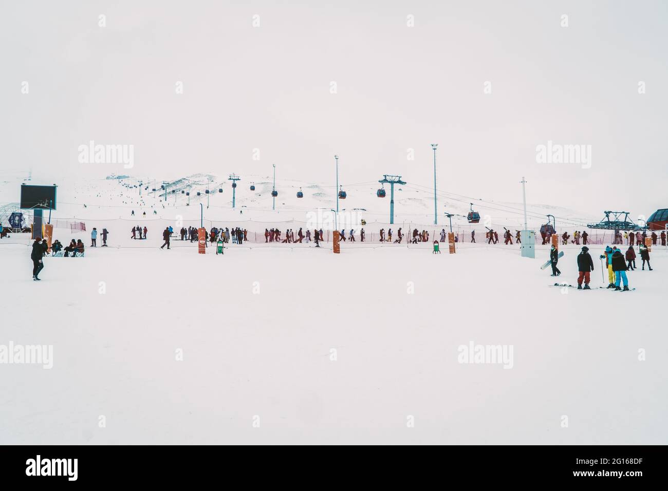 Sciatori nella stazione sciistica di Erciyes - Anatolia Centrale, Turchia Foto Stock