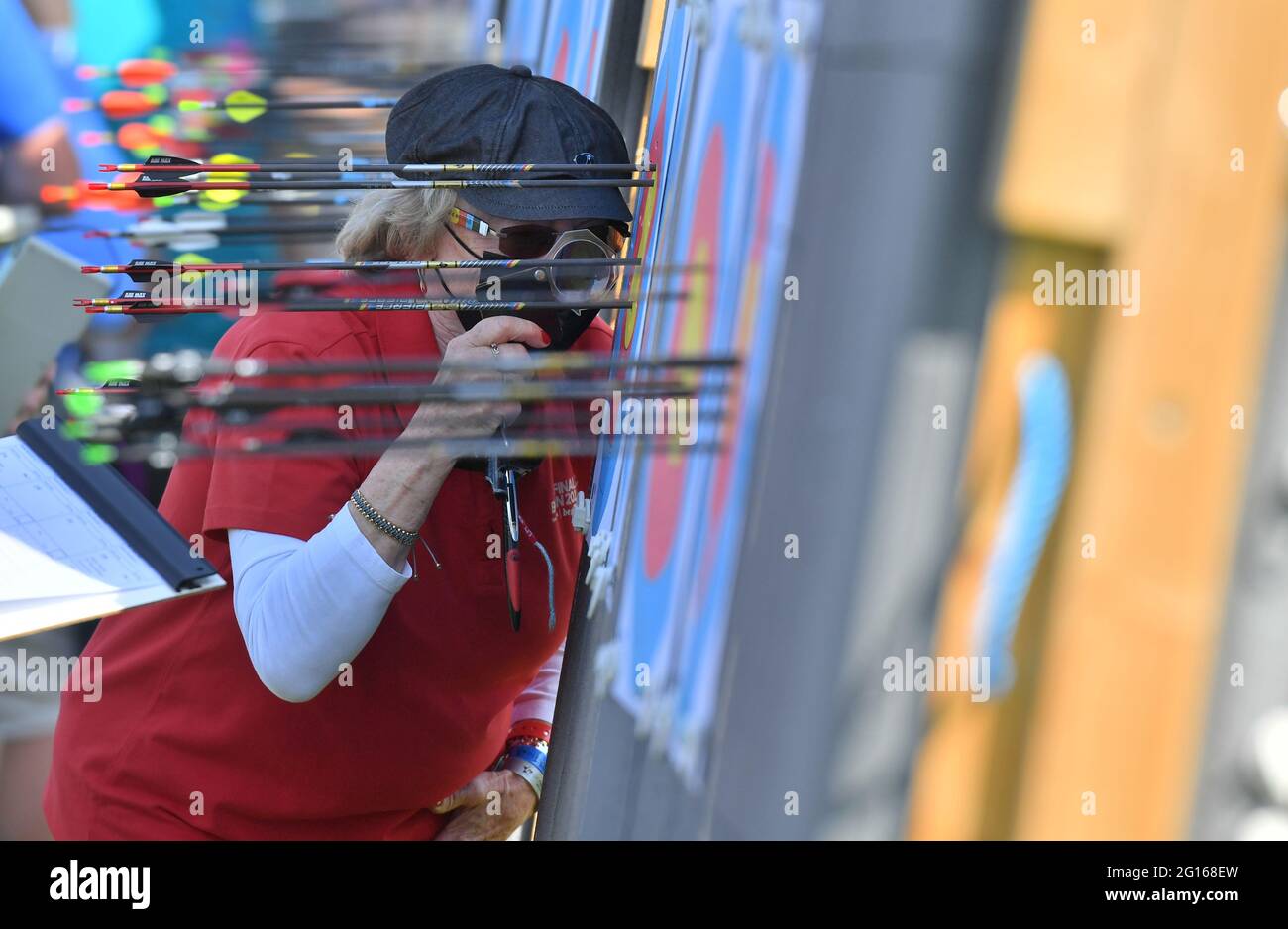 Berlino, Germania. 05 giugno 2021. Tiro con l'arco: Campionato tedesco: Un giudice controlla un colpo di atleta. Credit: Paul Zinken/dpa-Zentralbild/dpa/Alamy Live News Foto Stock