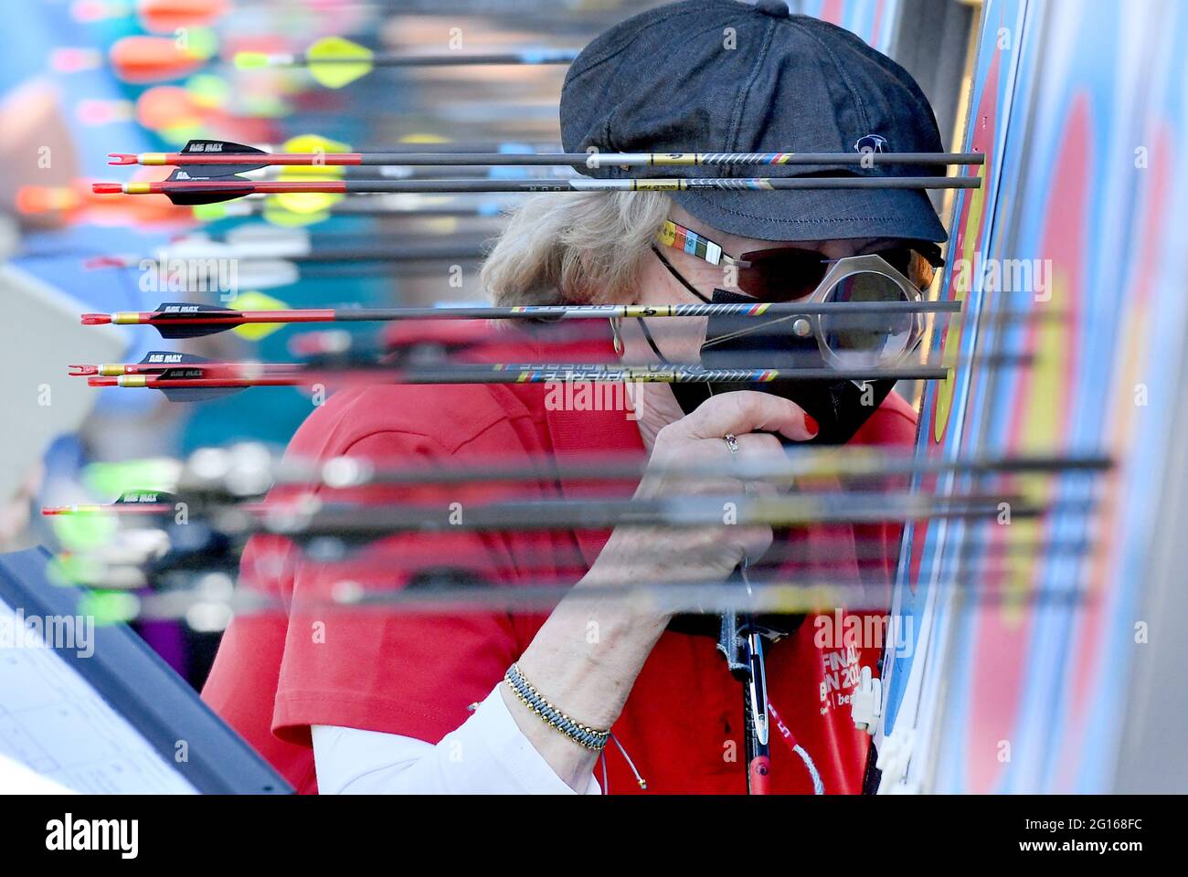 Berlino, Germania. 05 giugno 2021. Tiro con l'arco: Campionato tedesco: Un giudice controlla un colpo di atleta. Credit: Paul Zinken/dpa-Zentralbild/dpa/Alamy Live News Foto Stock