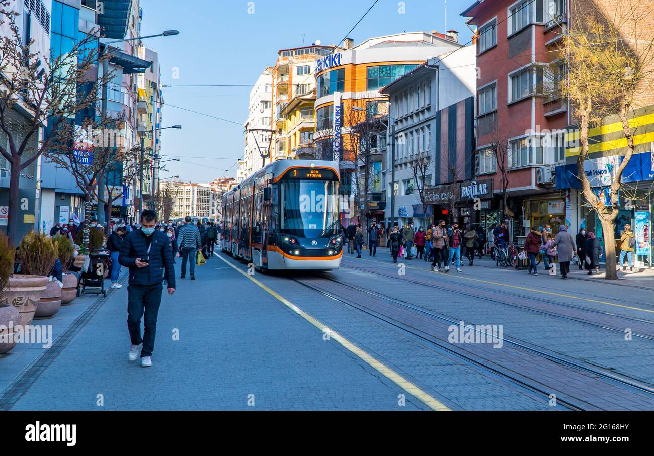 Fotografia di strada di persone e tram treno leggero a Eskisehir, Turchia Foto Stock