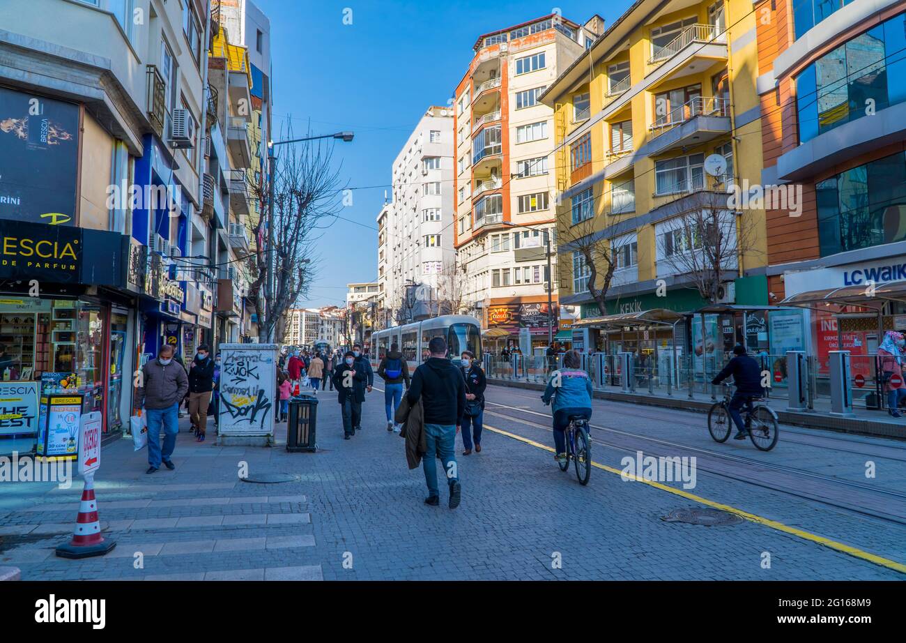 Fotografia di strada di persone e tram treno leggero a Eskisehir, Turchia Foto Stock