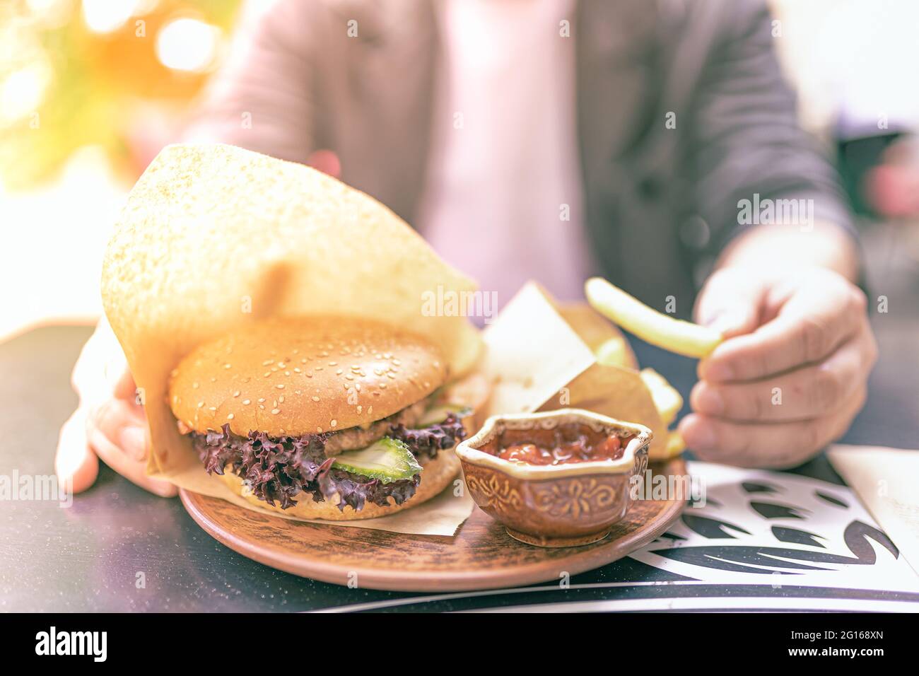 Snack con verdure e foglie di insalata con patatine fritte. Sfondo sfocato. Messa a fuoco selettiva morbida Foto Stock