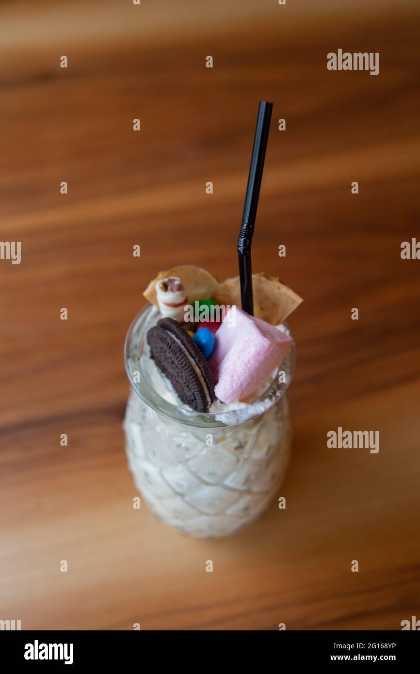 Dolce frullato del bambino con una vista dall'alto in vetro. Foto Stock