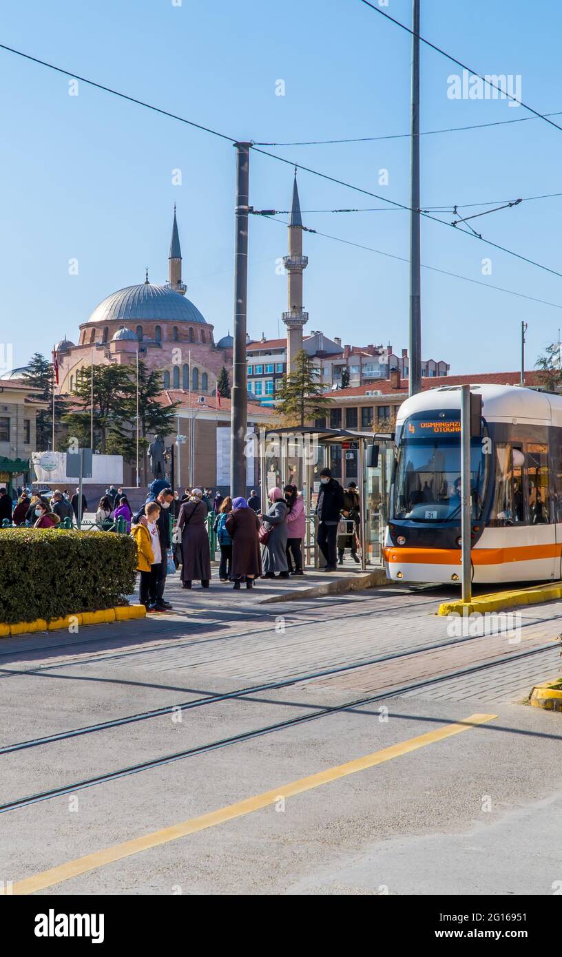 Fotografia di strada di persone e tram treno leggero a Eskisehir, Turchia Foto Stock