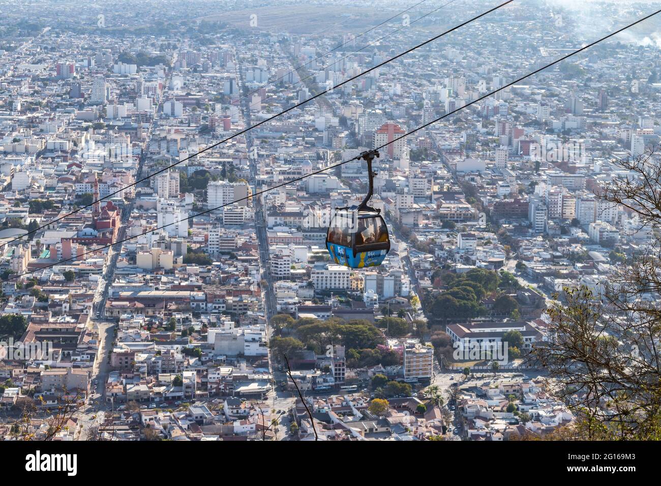 Vista ad alto angolo della funivia di San Bernardo Hill con la città di Salta, Argentina sullo sfondo Foto Stock