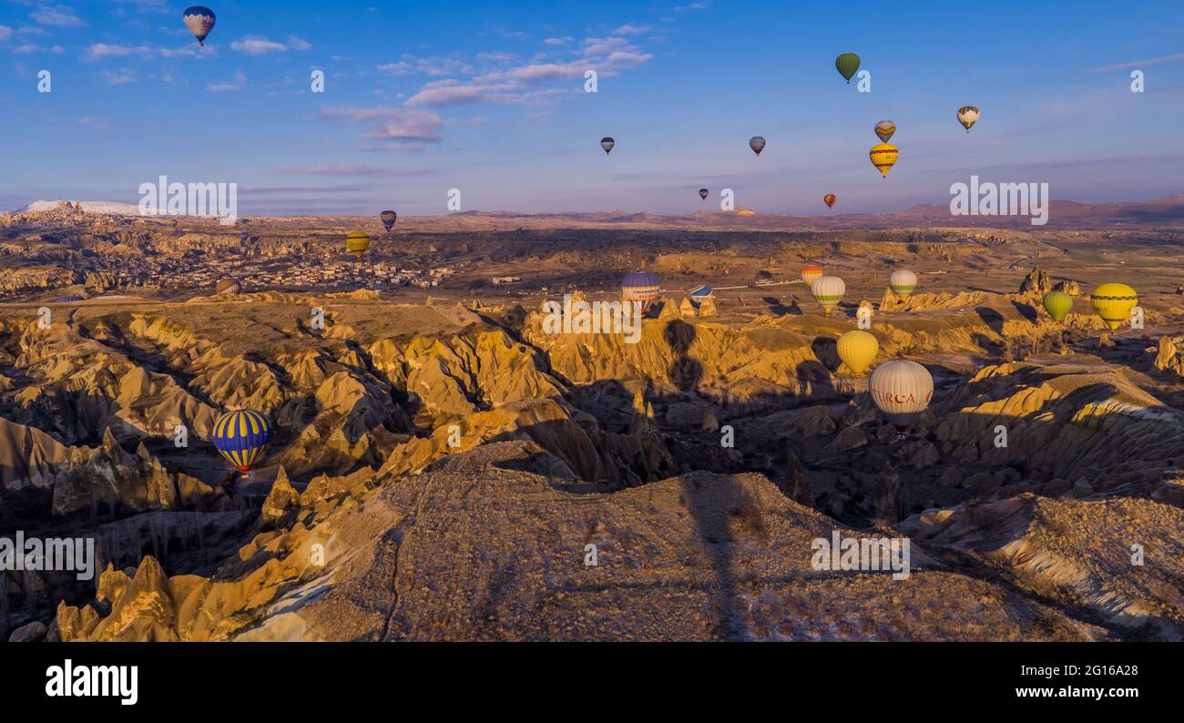 Göreme, Cappadocia, Turchia - 19 marzo 2021 - bella vista aerea di mongolfiere che volano su paesaggi incredibili con camini delle fate Foto Stock