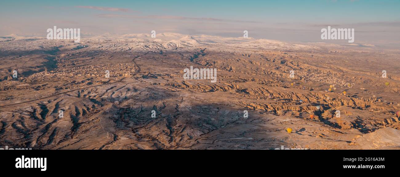 Göreme, Cappadocia, Turchia - 19 marzo 2021 - bella vista aerea di mongolfiere che volano su paesaggi incredibili con camini delle fate Foto Stock