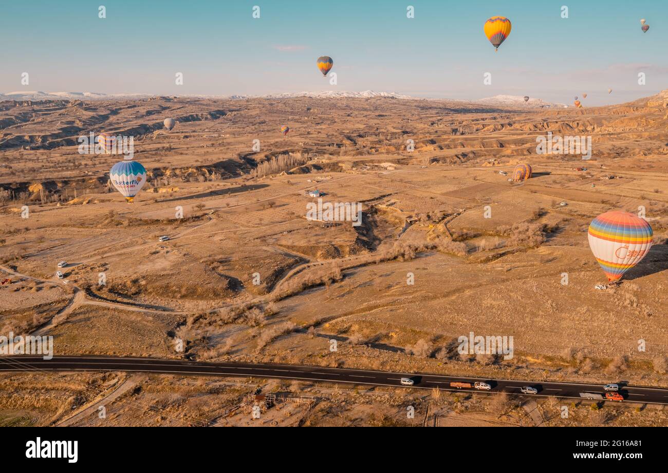 Göreme, Cappadocia, Turchia - 19 marzo 2021 - bella vista aerea di mongolfiere che volano su paesaggi incredibili con camini delle fate Foto Stock