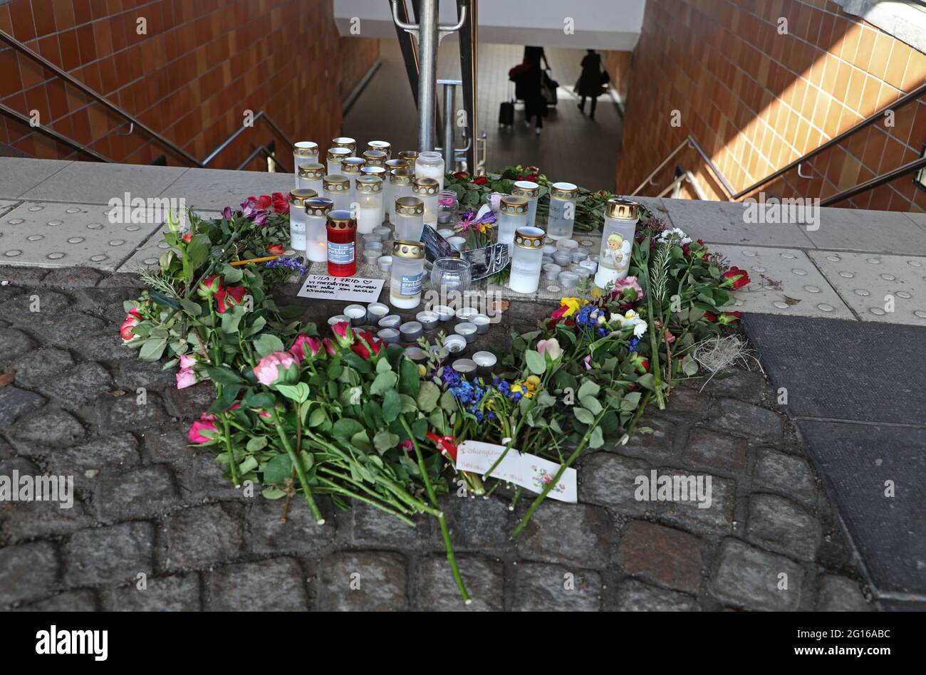 Fiori e candele presso il centro di viaggio presso la stazione centrale di Linköping, dove una donna è stata assassinata all'inizio di questa settimana. Durante la settimana, nel paese si sono verificati diversi atti di violenza di alto profilo contro le donne. Foto Stock