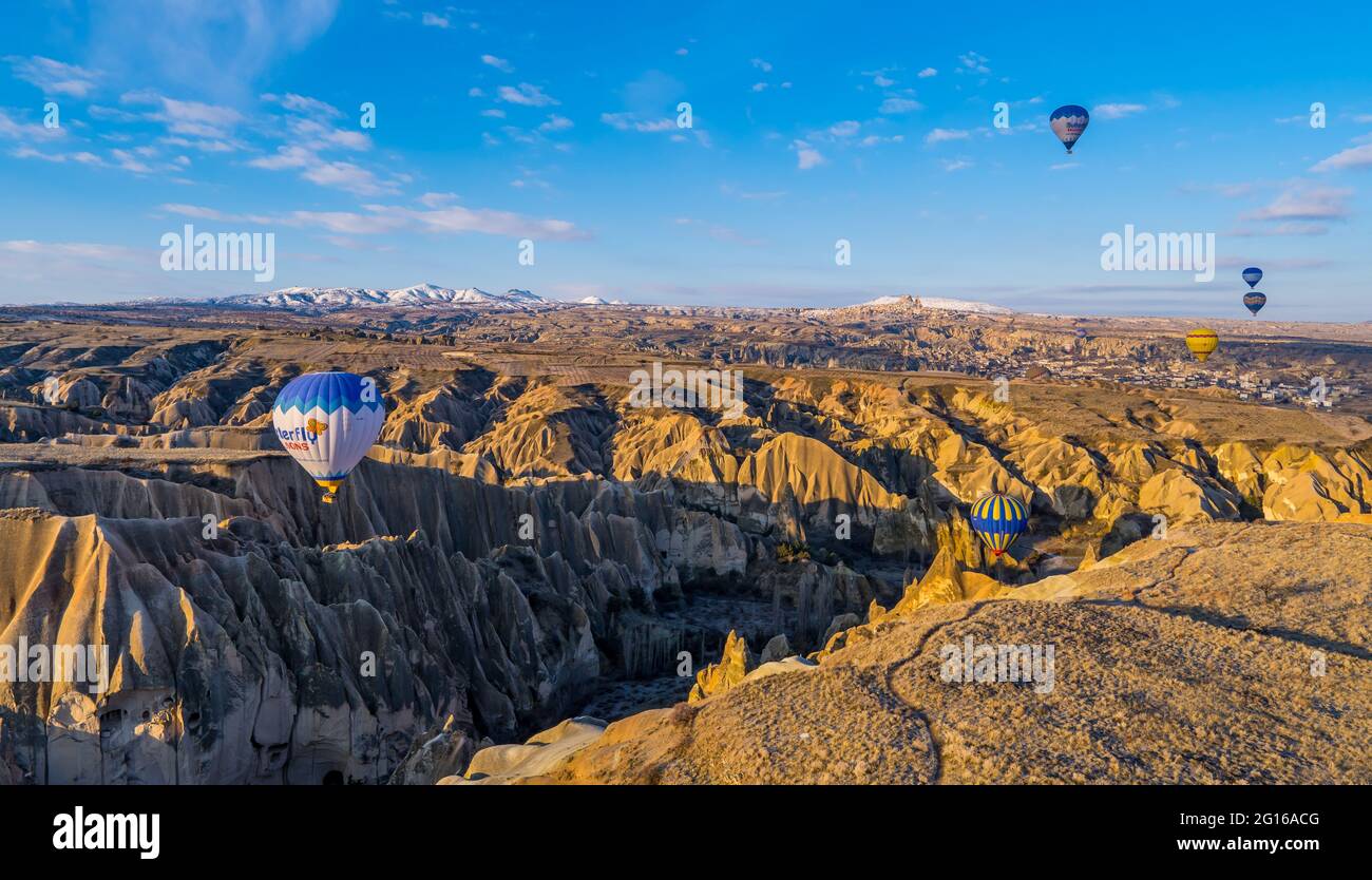 Göreme, Cappadocia, Turchia - 19 marzo 2021 - bella vista aerea di mongolfiere che volano su paesaggi incredibili con camini delle fate Foto Stock