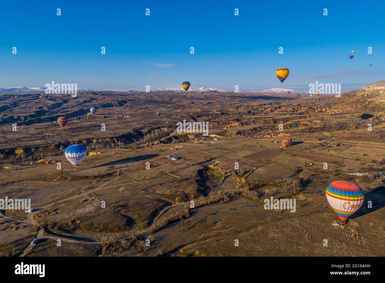 Göreme, Cappadocia, Turchia - 19 marzo 2021 - bella vista aerea di mongolfiere che volano su paesaggi incredibili con camini delle fate Foto Stock