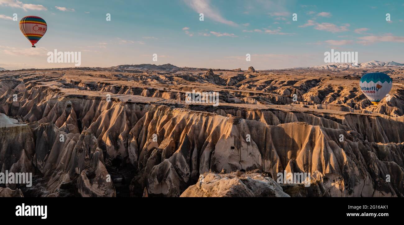 Göreme, Cappadocia, Turchia - 19 marzo 2021 - bella vista aerea di mongolfiere che volano su paesaggi incredibili con camini delle fate Foto Stock