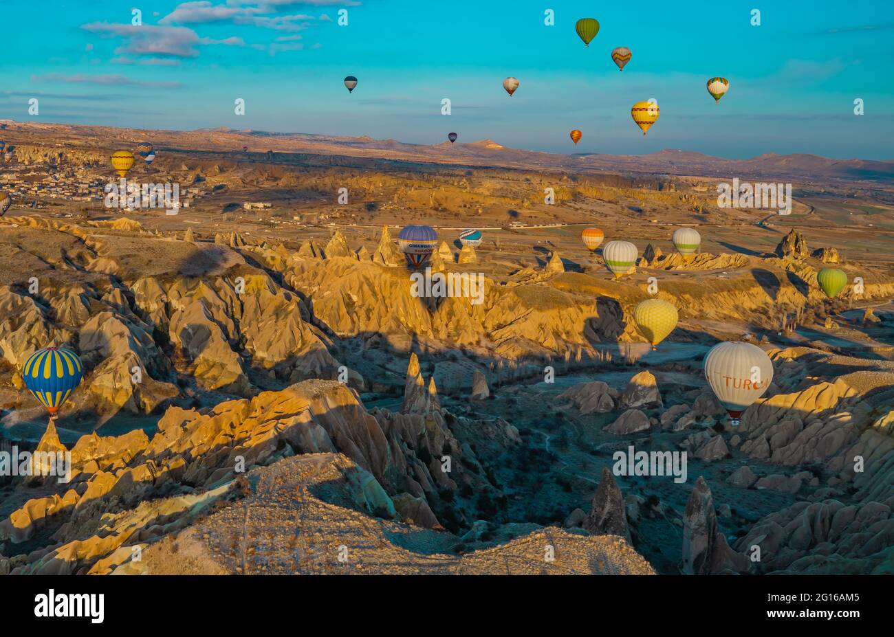 Göreme, Cappadocia, Turchia - 19 marzo 2021 - bella vista aerea di mongolfiere che volano su paesaggi incredibili con camini delle fate Foto Stock