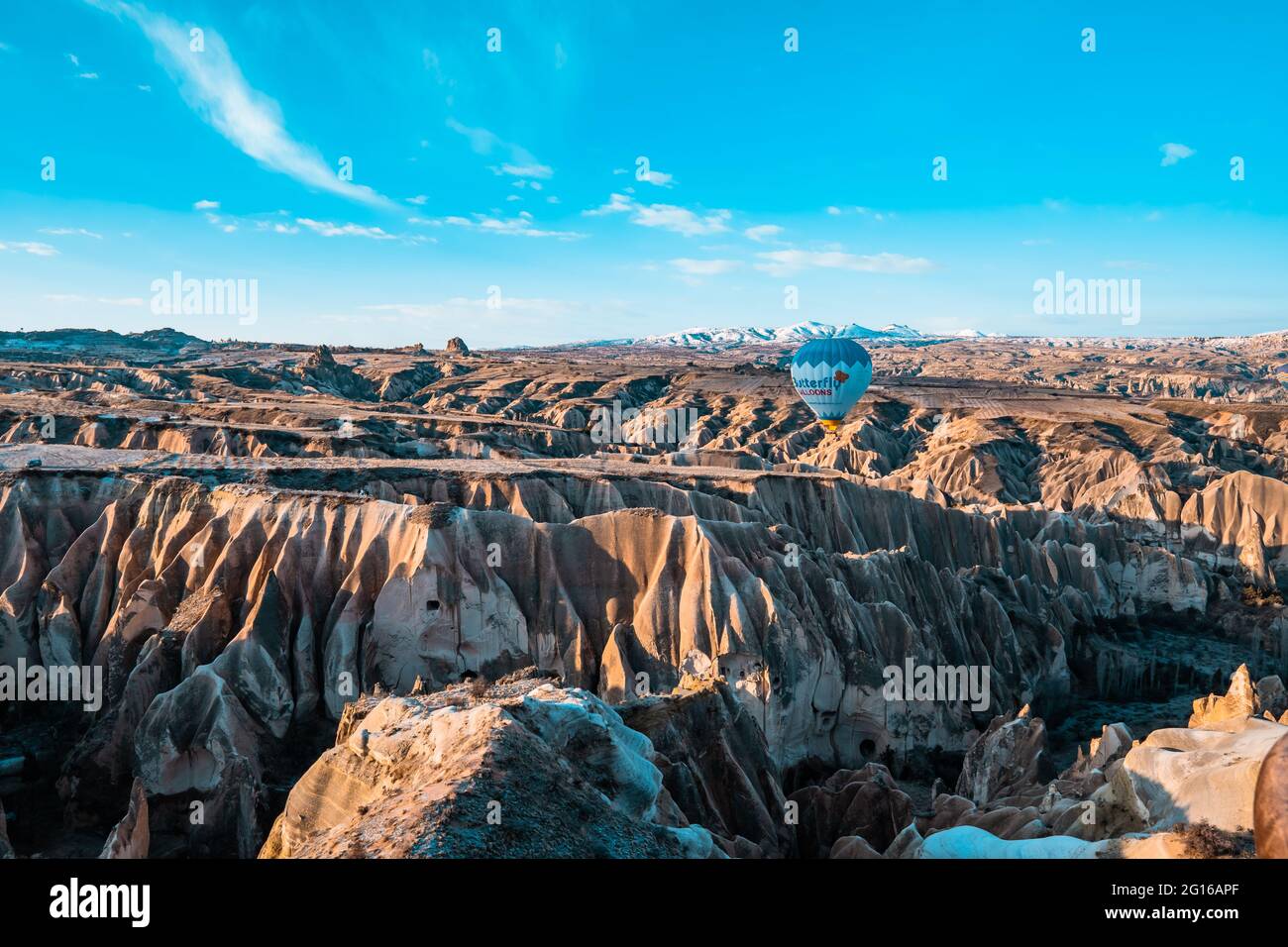 Göreme, Cappadocia, Turchia - 19 marzo 2021 - bella vista aerea di mongolfiere che volano su paesaggi incredibili con camini delle fate Foto Stock