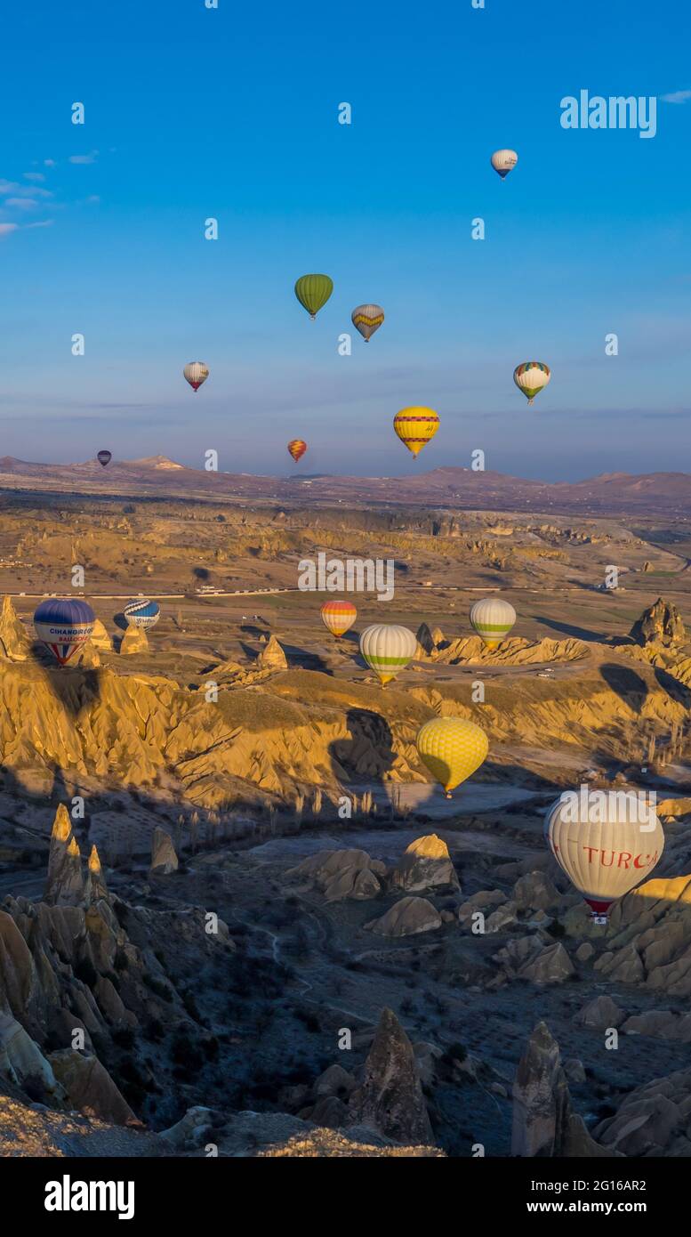 Göreme, Cappadocia, Turchia - 19 marzo 2021 - bella vista aerea di mongolfiere che volano su paesaggi incredibili con camini delle fate Foto Stock