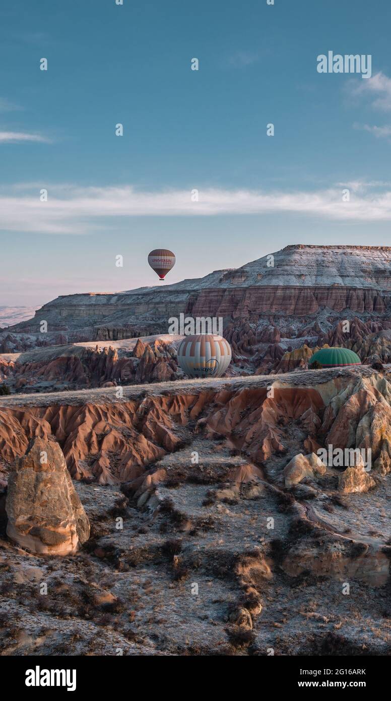 Göreme, Cappadocia, Turchia - 19 marzo 2021 - bella vista aerea di mongolfiere che volano su paesaggi incredibili con camini delle fate Foto Stock
