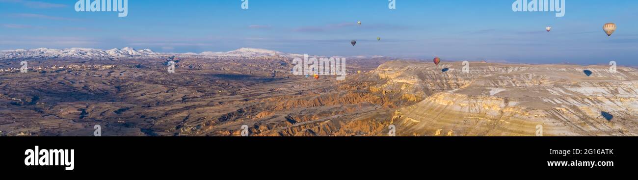 Göreme, Cappadocia, Turchia - 19 marzo 2021 - bella vista aerea di mongolfiere che volano su paesaggi incredibili con camini delle fate Foto Stock