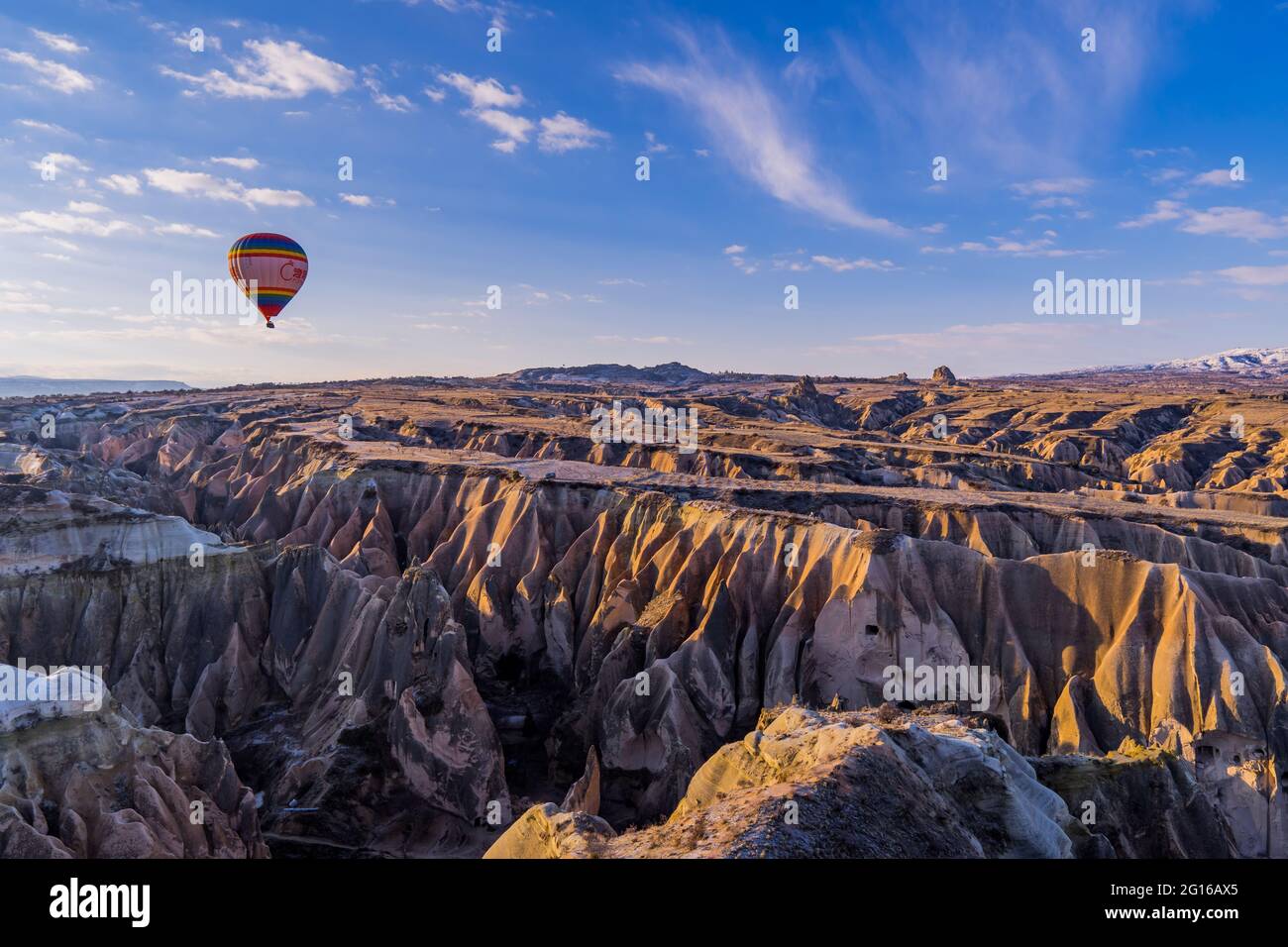 Göreme, Cappadocia, Turchia - 19 marzo 2021 - bella vista aerea di mongolfiere che volano su paesaggi incredibili con camini delle fate Foto Stock