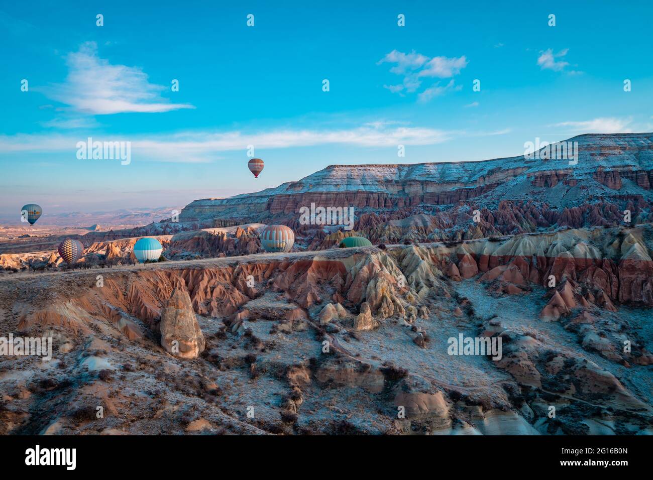 Göreme, Cappadocia, Turchia - 19 marzo 2021 - bella vista aerea di mongolfiere che volano su paesaggi incredibili con camini delle fate Foto Stock