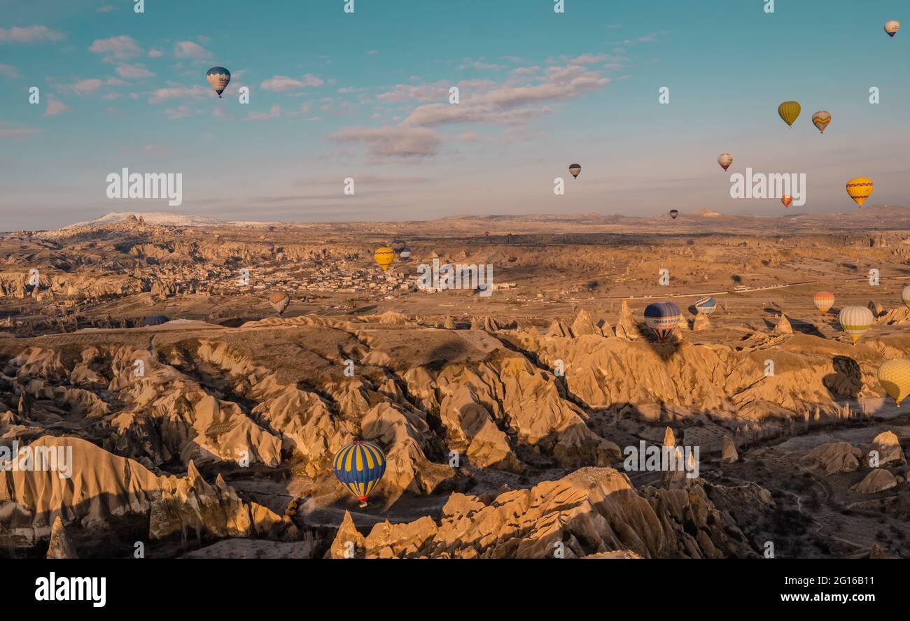 Göreme, Cappadocia, Turchia - 19 marzo 2021 - bella vista aerea di mongolfiere che volano su paesaggi incredibili con camini delle fate Foto Stock