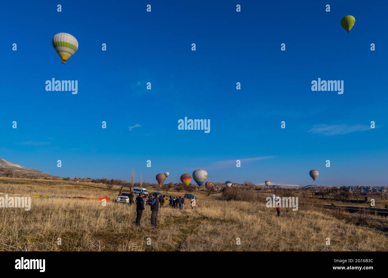 Göreme, Cappadocia, Turchia - 19 marzo 2021 - bella vista aerea di mongolfiere che volano su paesaggi incredibili con camini delle fate Foto Stock