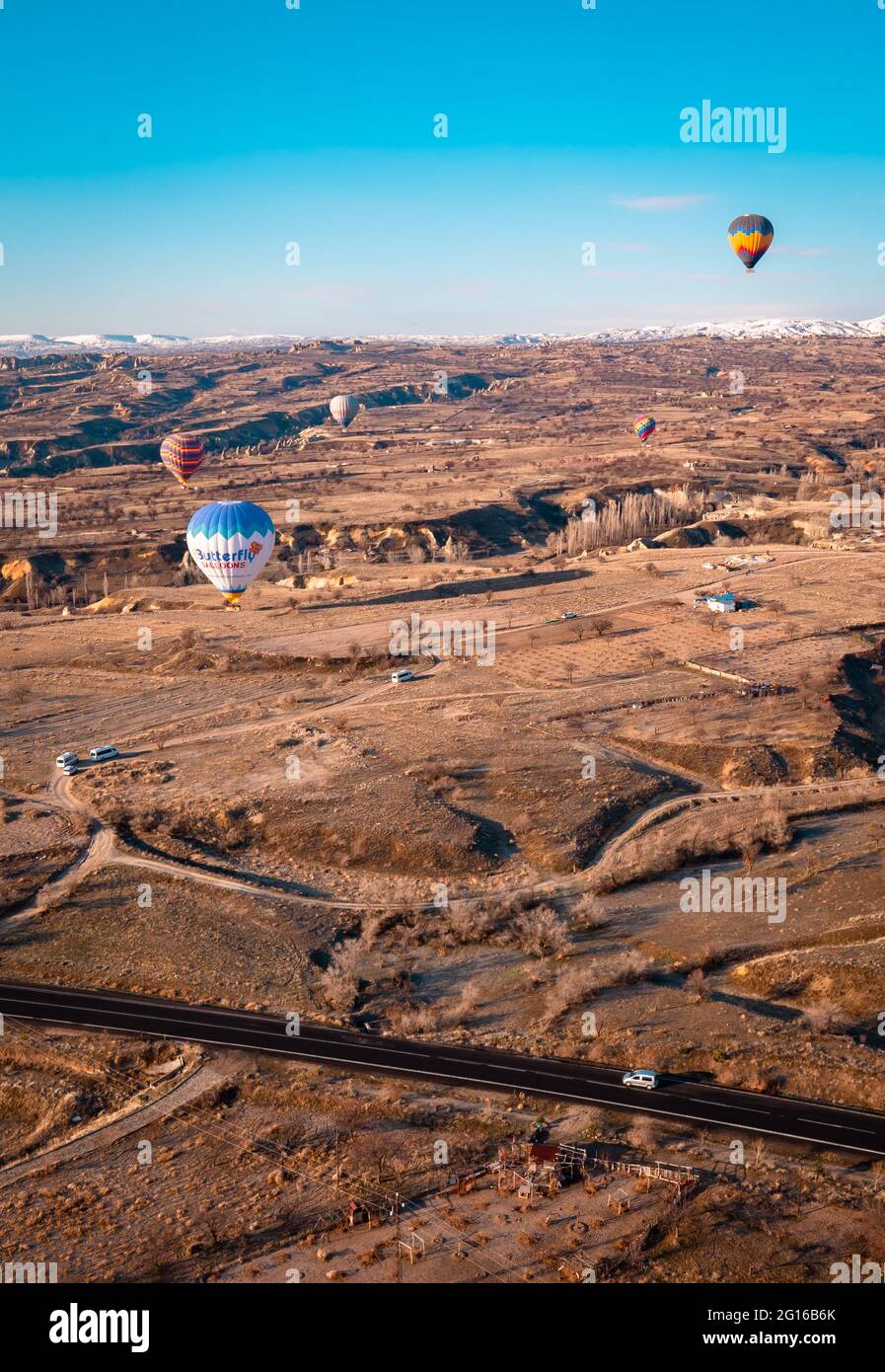 Göreme, Cappadocia, Turchia - 19 marzo 2021 - bella vista aerea di mongolfiere che volano su paesaggi incredibili con camini delle fate Foto Stock
