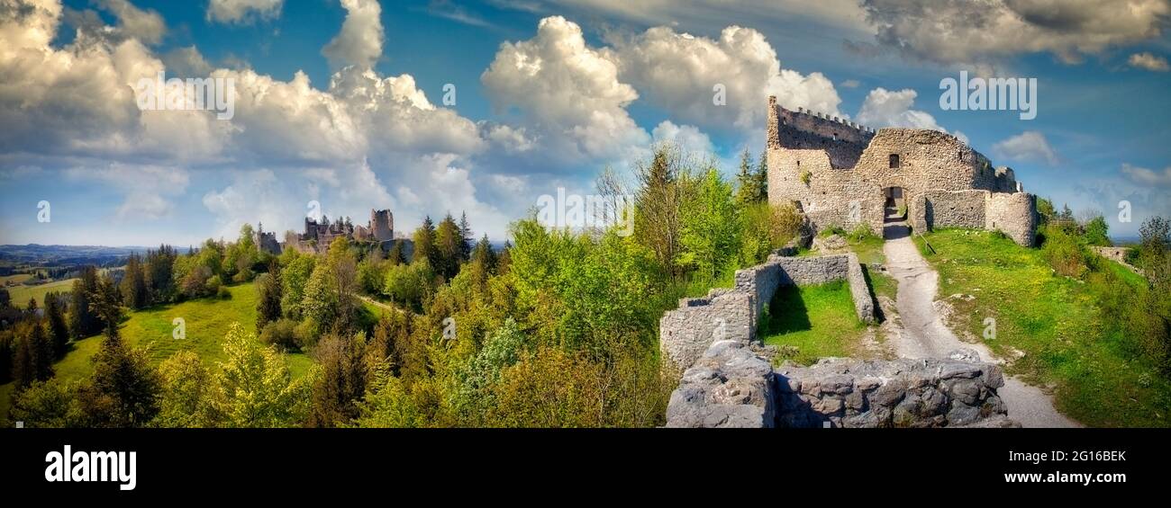 DE - BAVARIA/SVEVIA: Castello di Eisenberg nei pressi di Pfrontem con Castello di Hohenfreyberg sullo sfondo, Oberallgaeu (HDR-Photo) Foto Stock