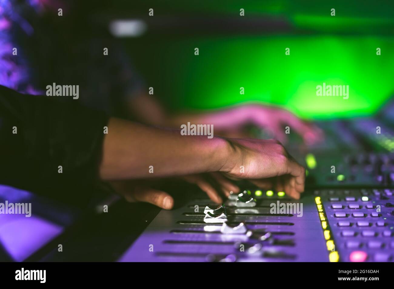 Primo piano tecnico audio che lavora con il controllo del pannello mixer nello studio di registrazione musicale Foto Stock