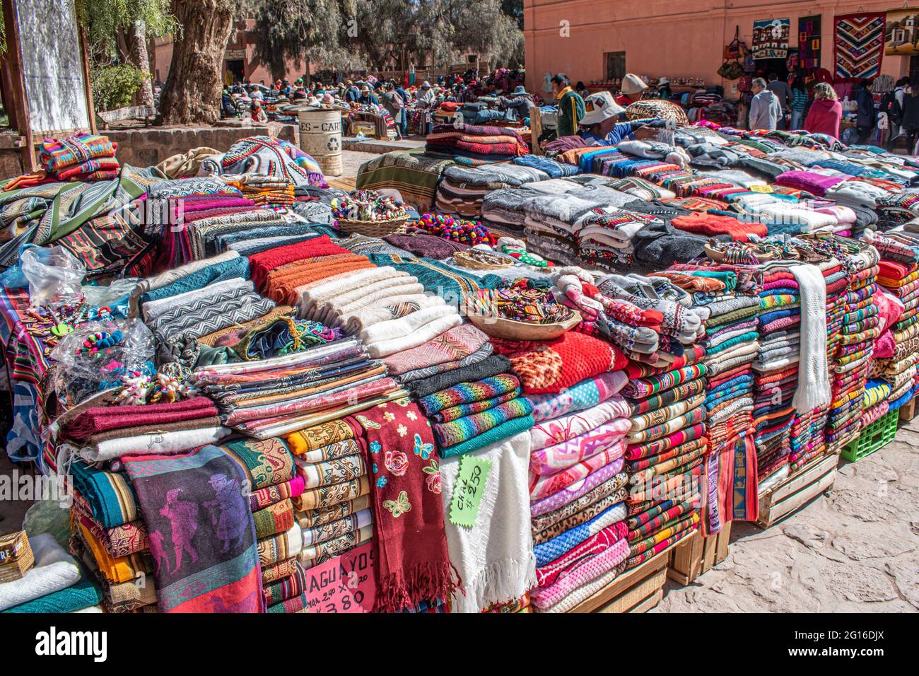 Tessuti colorati in vendita nel mercato di Purmamarca, Quebrada de Humahuaca, Provincia Jujuy, Argentina, Sud America Foto Stock