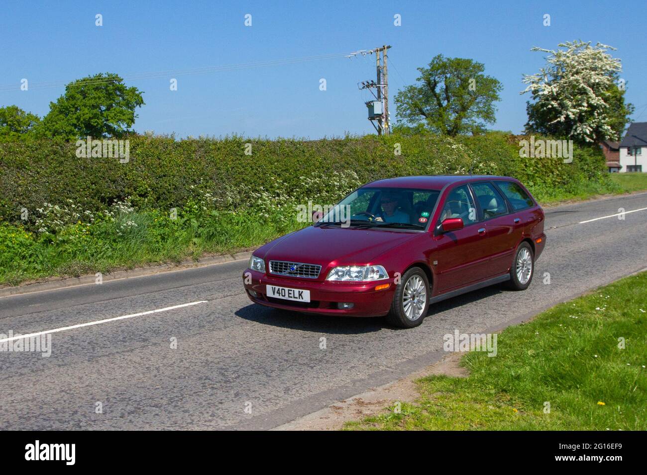 2003 Red Volvo V40 se 1783cc benzina station wagon in viaggio per Capesthorne Hall classic May car show, Cheshire, UK Foto Stock