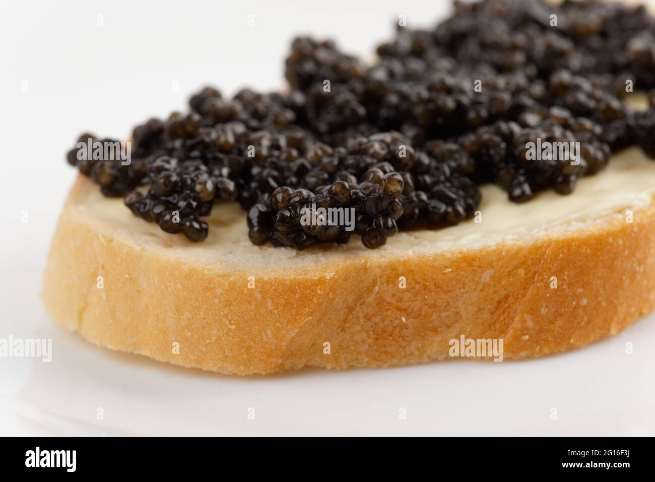 Reale, non imitata, béluga caviale su pane con burro, primo piano Foto Stock