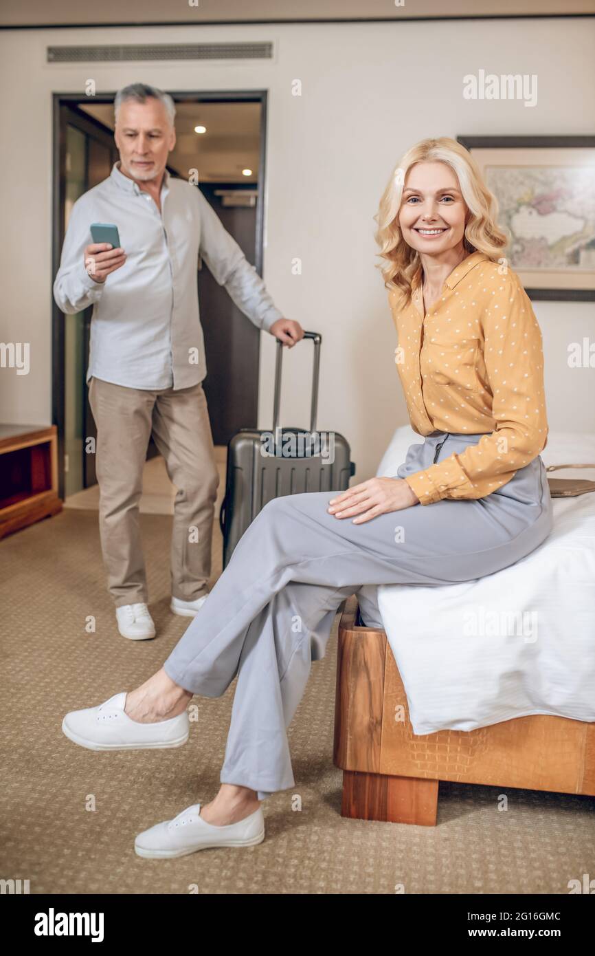 Un uomo dall'aspetto gradevole e una bella donna in una camera d'albergo Foto Stock