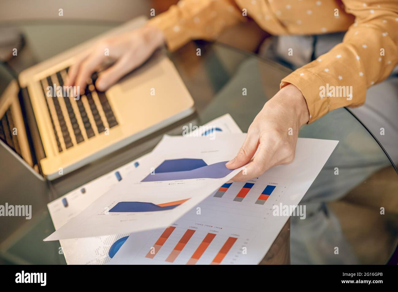 Primo piano immagine di mani woman che tengono schizzi Foto Stock