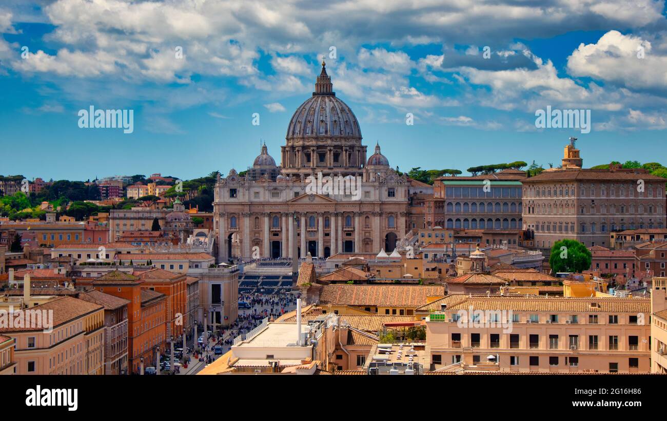 Vista sui tetti romani della Basilica di San Pietro in Vaticano Foto Stock