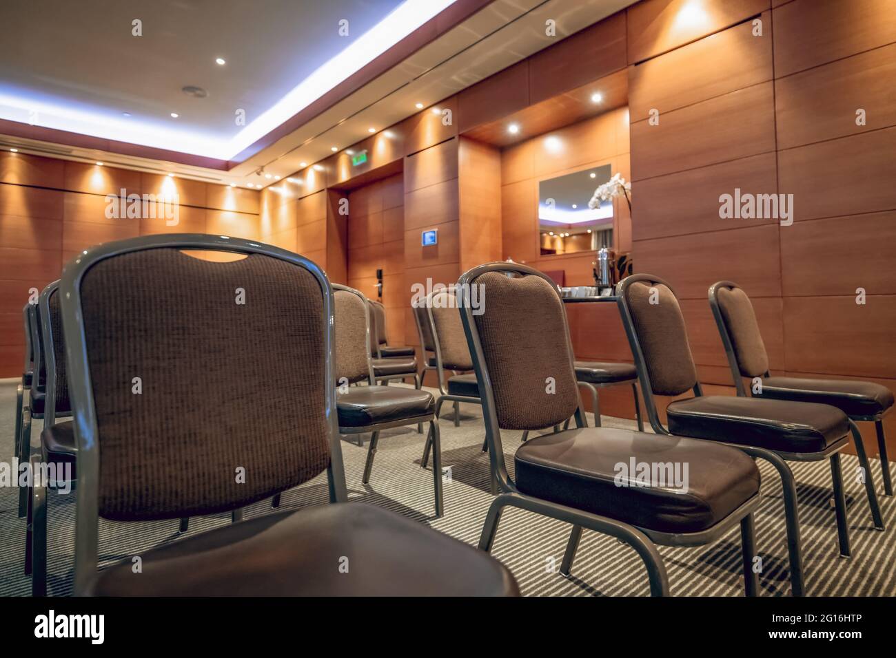 Sala conferenze con bei mobili e soffitto galleggiante Foto Stock