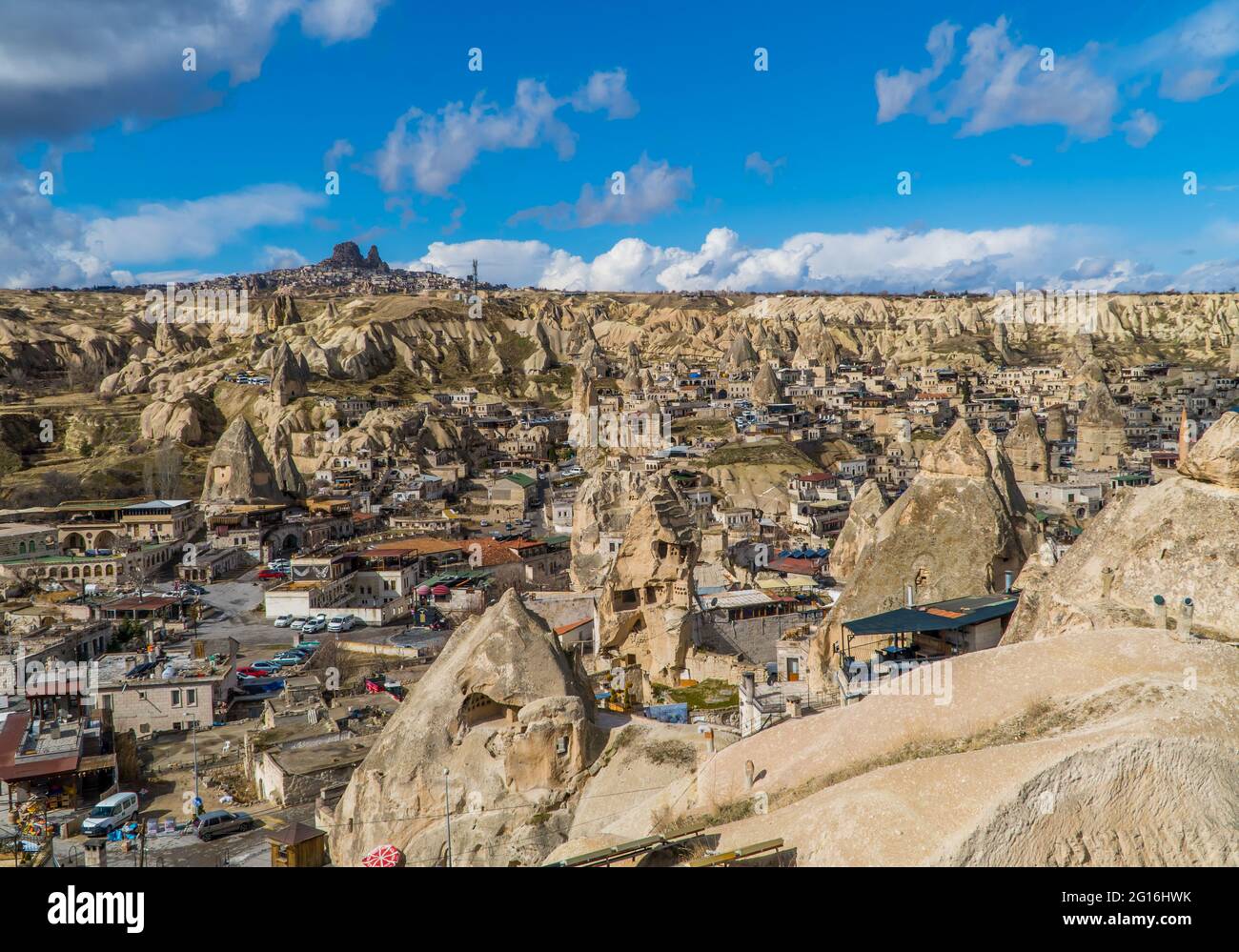 Göreme, Turchia - 20 marzo 2020 - bella vista panoramica della città di Göreme in Cappadocia, Turchia con camini fata, case, e roccia unica f Foto Stock