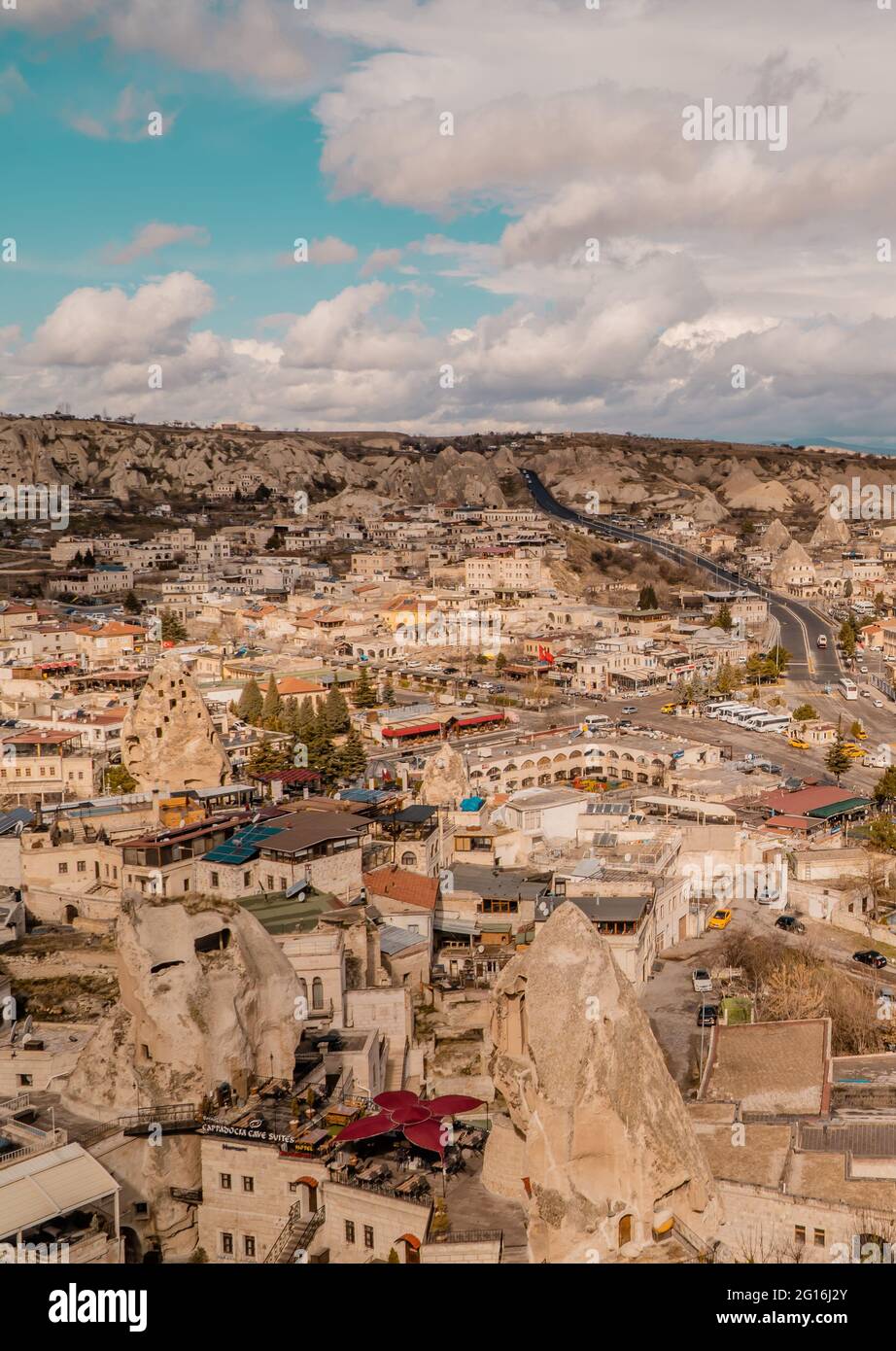 Göreme, Turchia - 20 marzo 2020 - bella vista panoramica della città di Göreme in Cappadocia, Turchia con camini fata, case, e roccia unica f Foto Stock