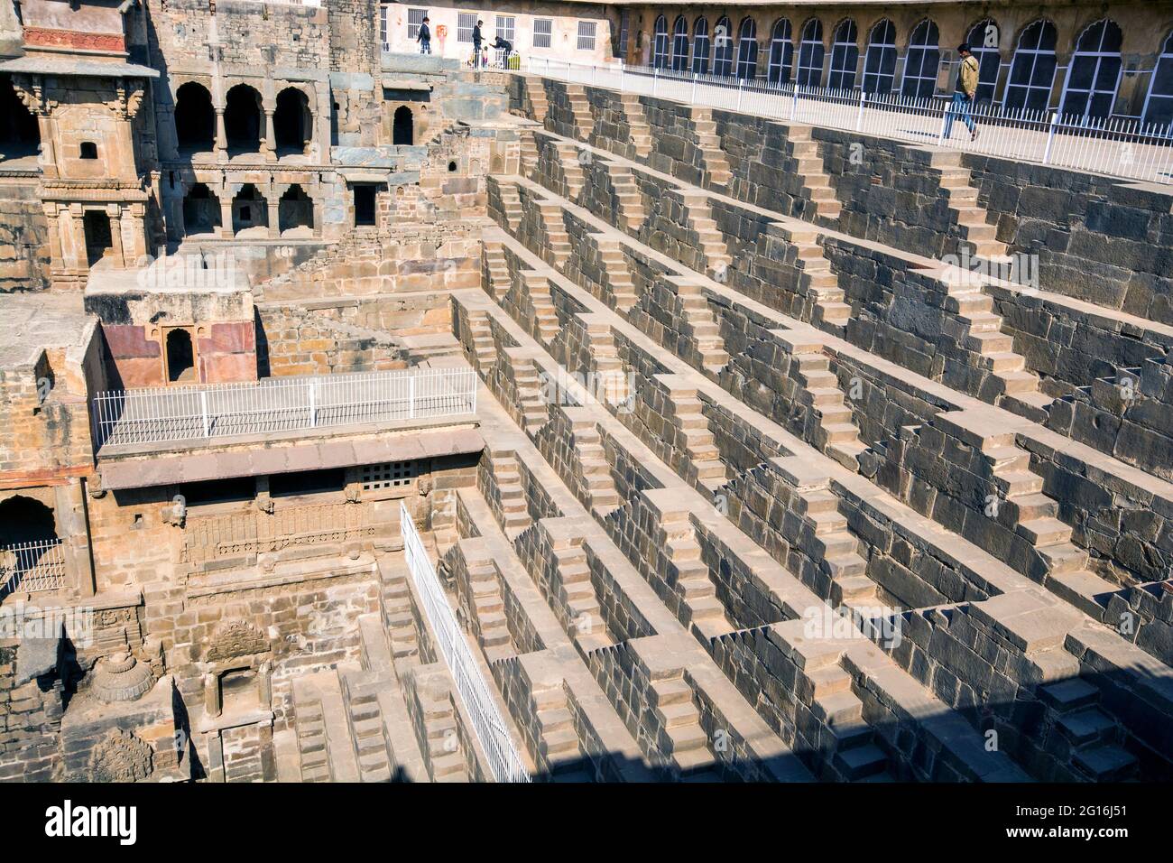 Chand Baori al villaggio di Abhaneri nel Rajasthan è il pozzo più fotogenico di passo di India.Yes, è più vecchio di Taj Mahal, Templi di Khajuraho. Foto Stock
