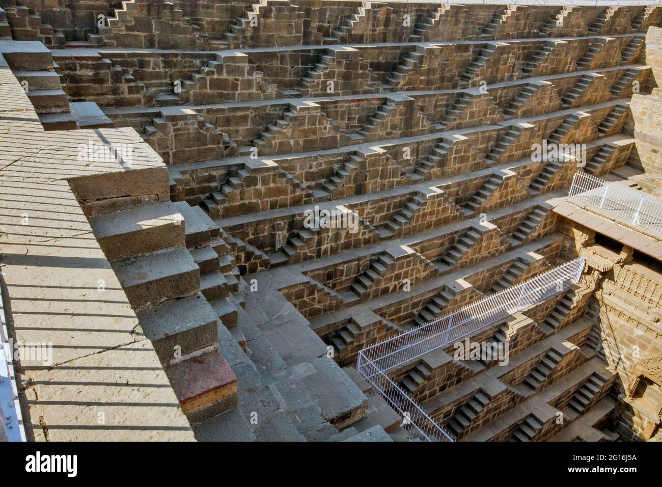 Chand Baori al villaggio di Abhaneri nel Rajasthan è il pozzo più fotogenico di passo di India.Yes, è più vecchio di Taj Mahal, Templi di Khajuraho. Foto Stock