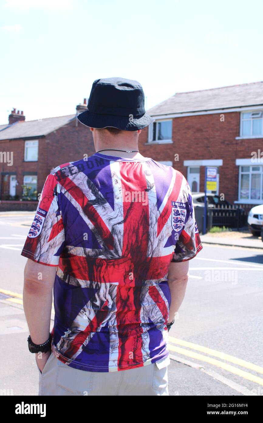Uomo patriottico irriconoscibile in una t-shirt Union Jack e cappello nero, vista posteriore con spazio per la copia Foto Stock
