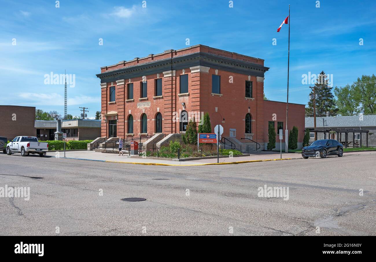 Maple Creek, Saskatchewan, Canada – 01 giugno 2021: Vista esterna dello storico ufficio postale del centro Foto Stock