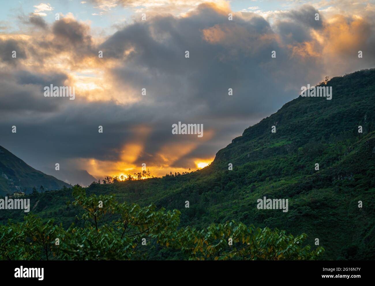 Suggestivo tramonto sul paesaggio di Gocta all'ora d'oro, Perù Foto Stock